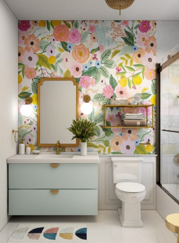 Dinding kamar mandi dengan wallpaper bertema bunga-bungaan